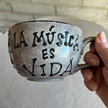 La Música Es Vida Mug