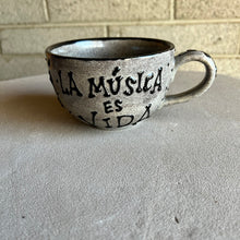 La Música Es Vida Mug